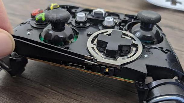 How to disassemble Xbox joysticks