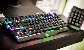 PC keyboard types: wifi, ergonomic and backlit