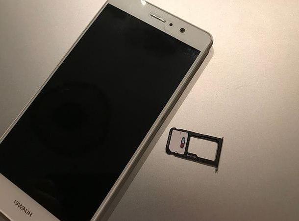 Cómo insertar la SIM de Huawei